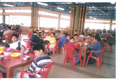 Niños tomando desayuno